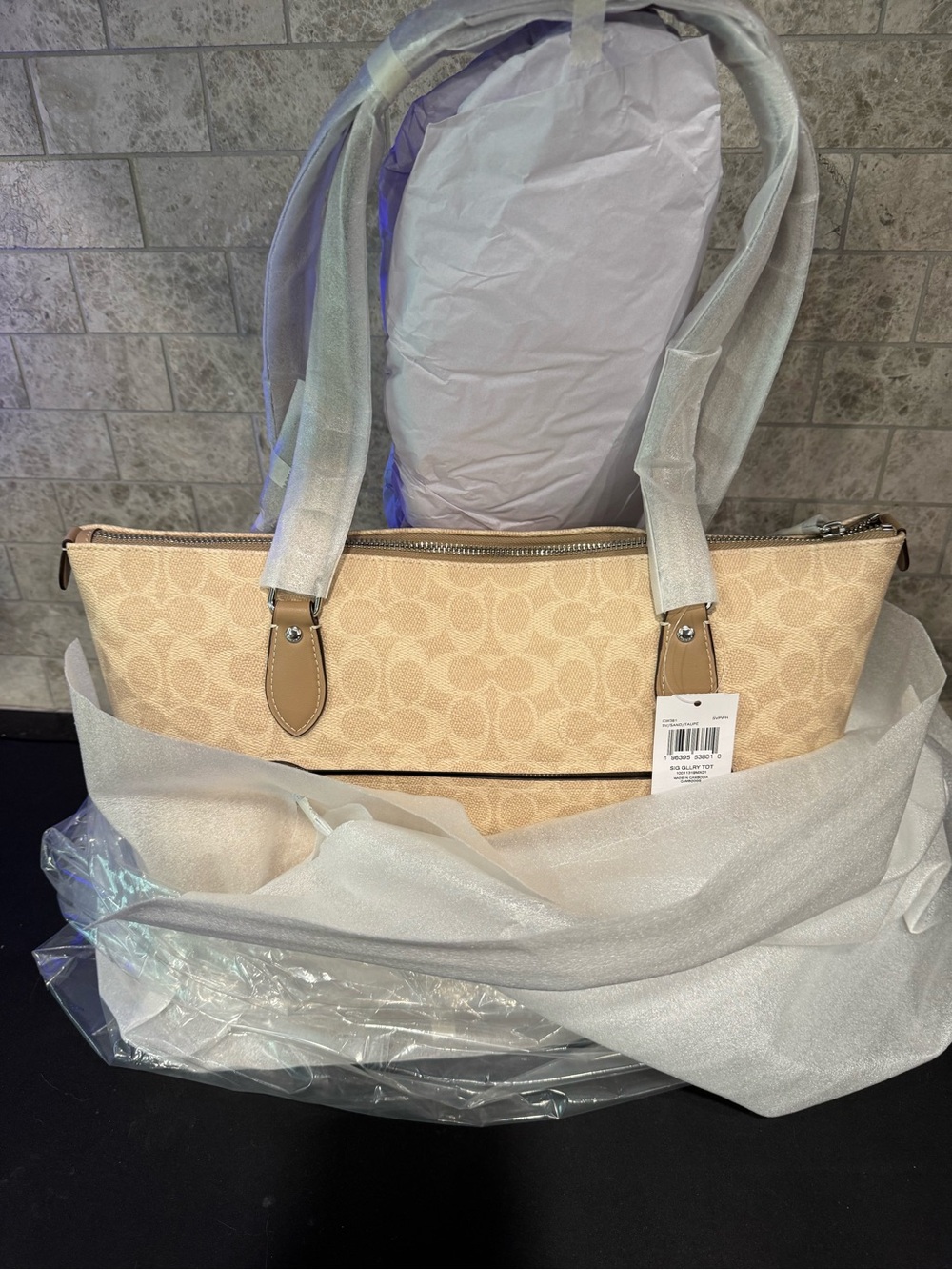 Gallery Tote Bag In Signature Canvas - Picture 6 of 8
